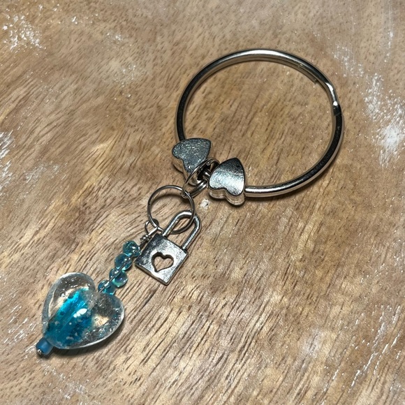 Glow in the Dark Blue Heart Silver Keyring Keychain - Picture 4 of 10